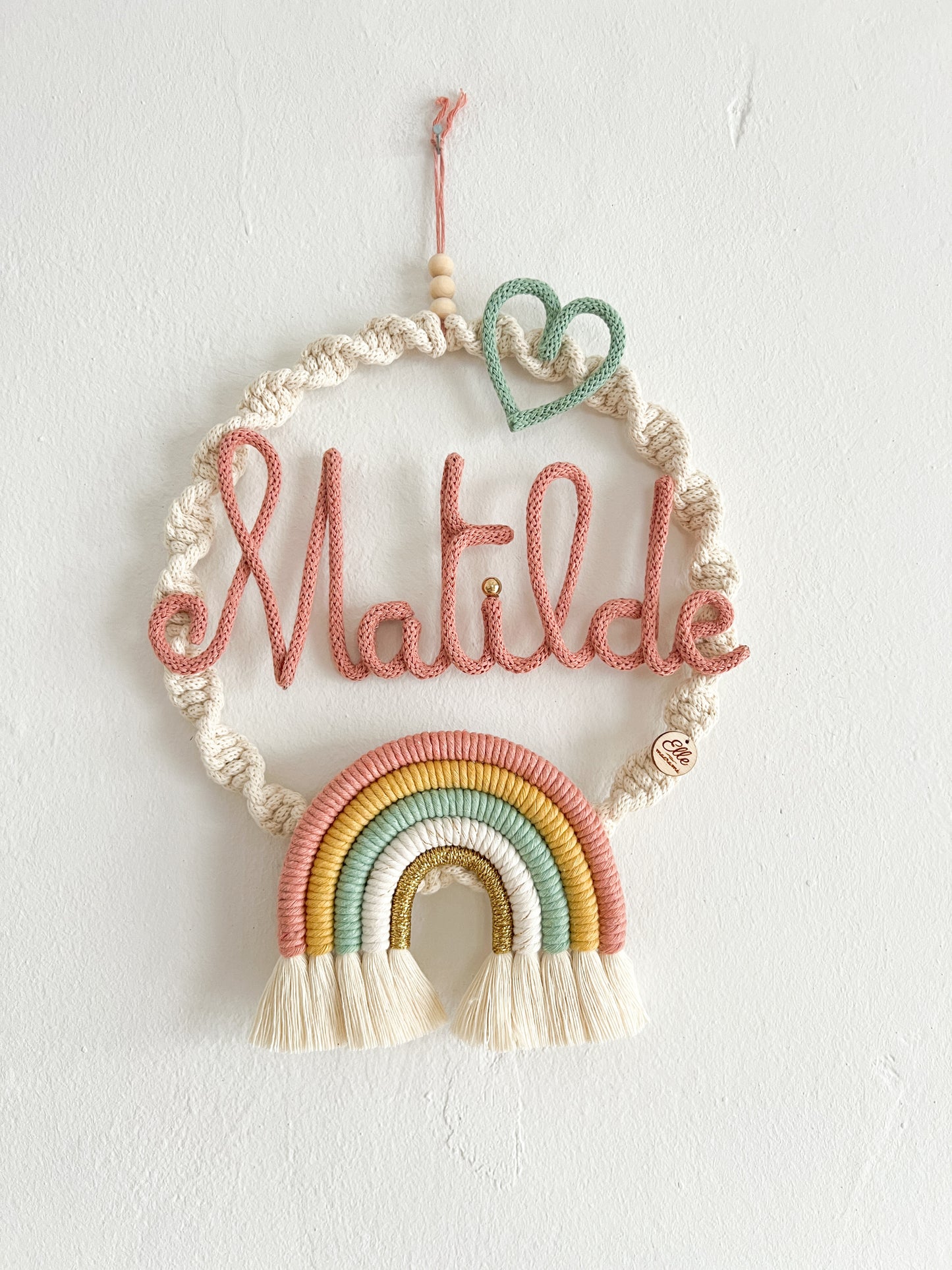 ghirlanda macramè nome personalizzato arcobaleno colorato e cuore verde